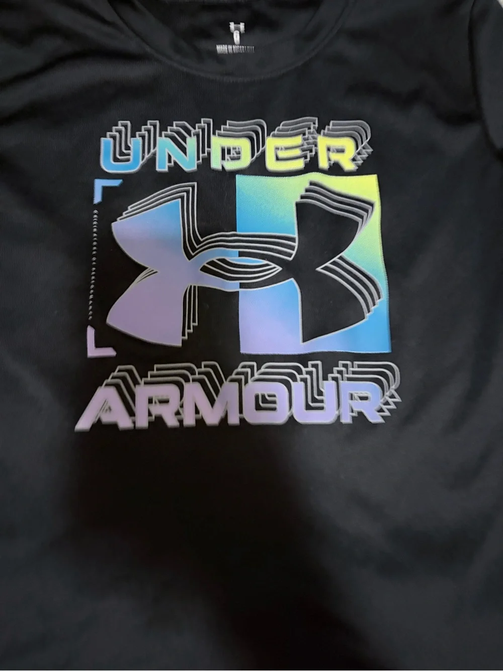 5/$30 🎈 Under Armour Kids Black Gradient Graphic Tee size 6
